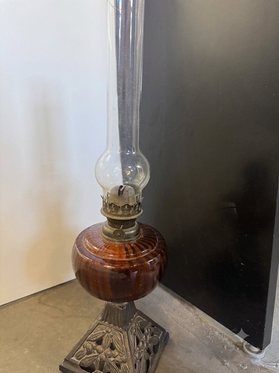 Antieke olielamp met glazen kap en gietijzeren voet, Ophalen of Verzenden