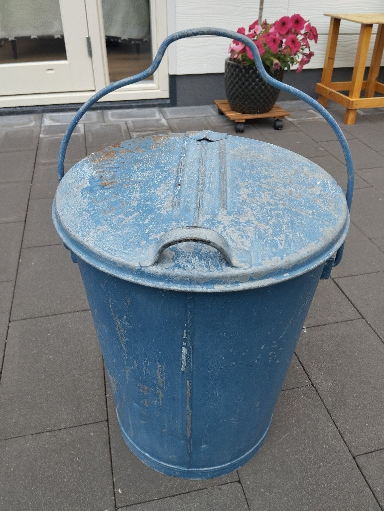 Zinken vuilnisemmer antiek, Ophalen