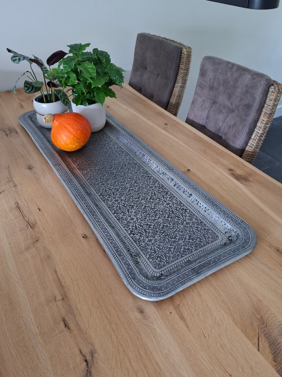 Lange zilverkleurige metalen schaal met patroon van PTMD, Huis en Inrichting, Ophalen, Schaal, Zo goed als nieuw, Handgemaakt