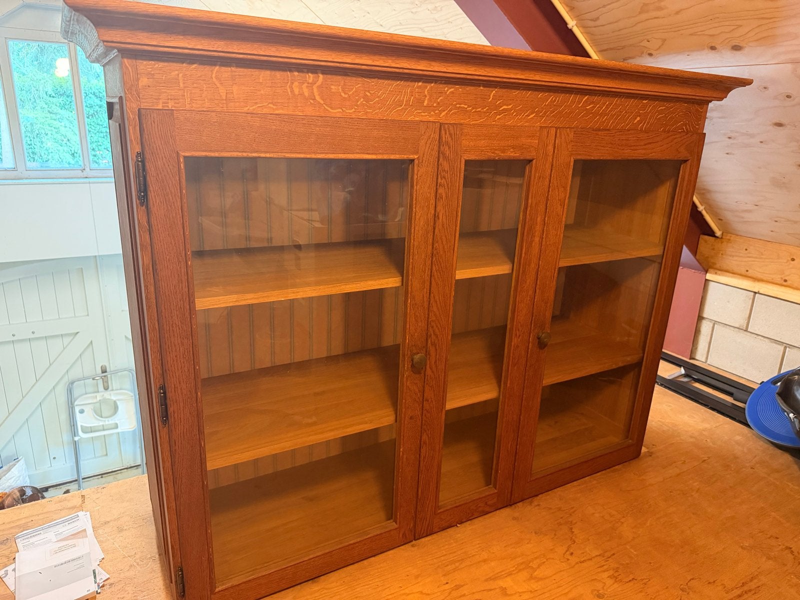 Houten kast met glazen deuren, Ophalen