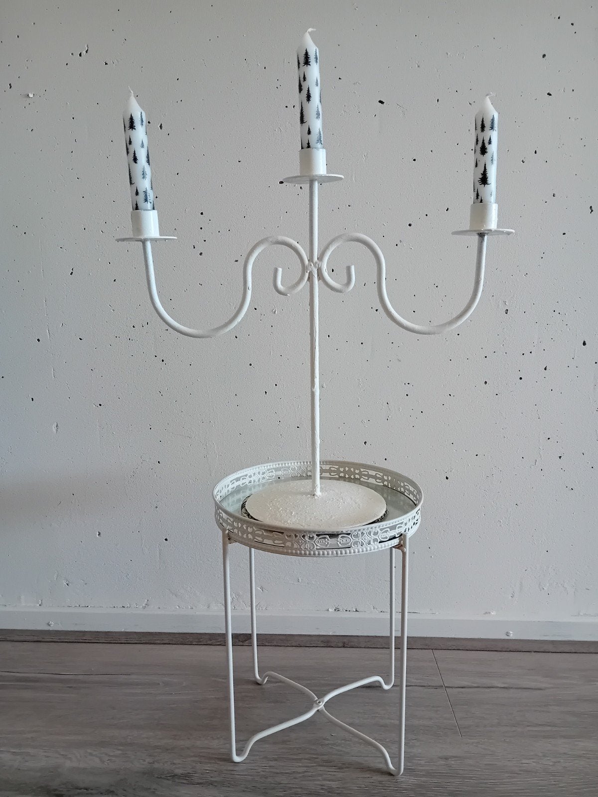 Witte Metalen Kandelaar Met Sierlijke Details 3 Armig., Huis en Inrichting, Woonaccessoires | Kandelaars en Kaarsen, Ophalen, Wit