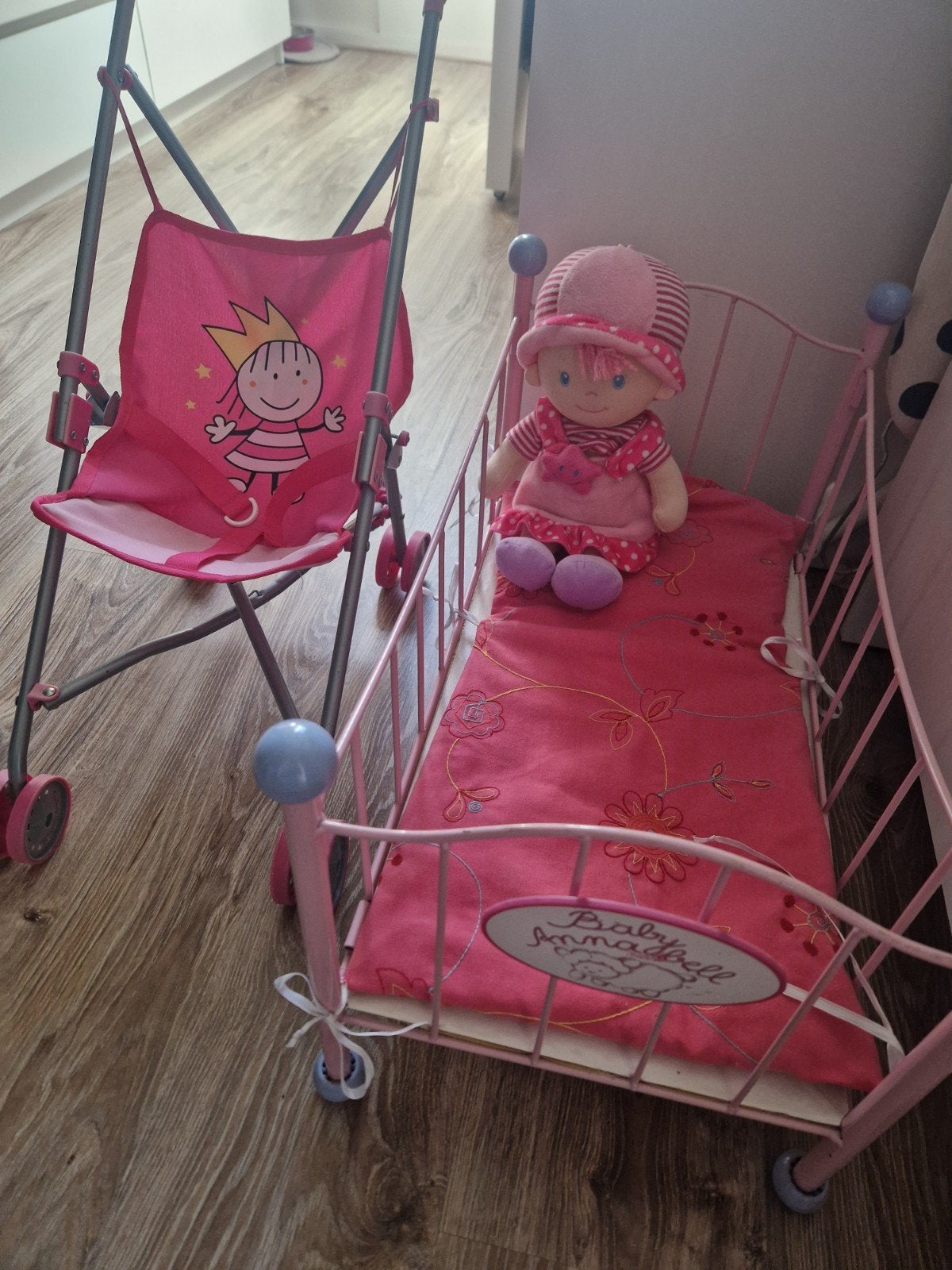 poppenbedje en buggy, Ophalen