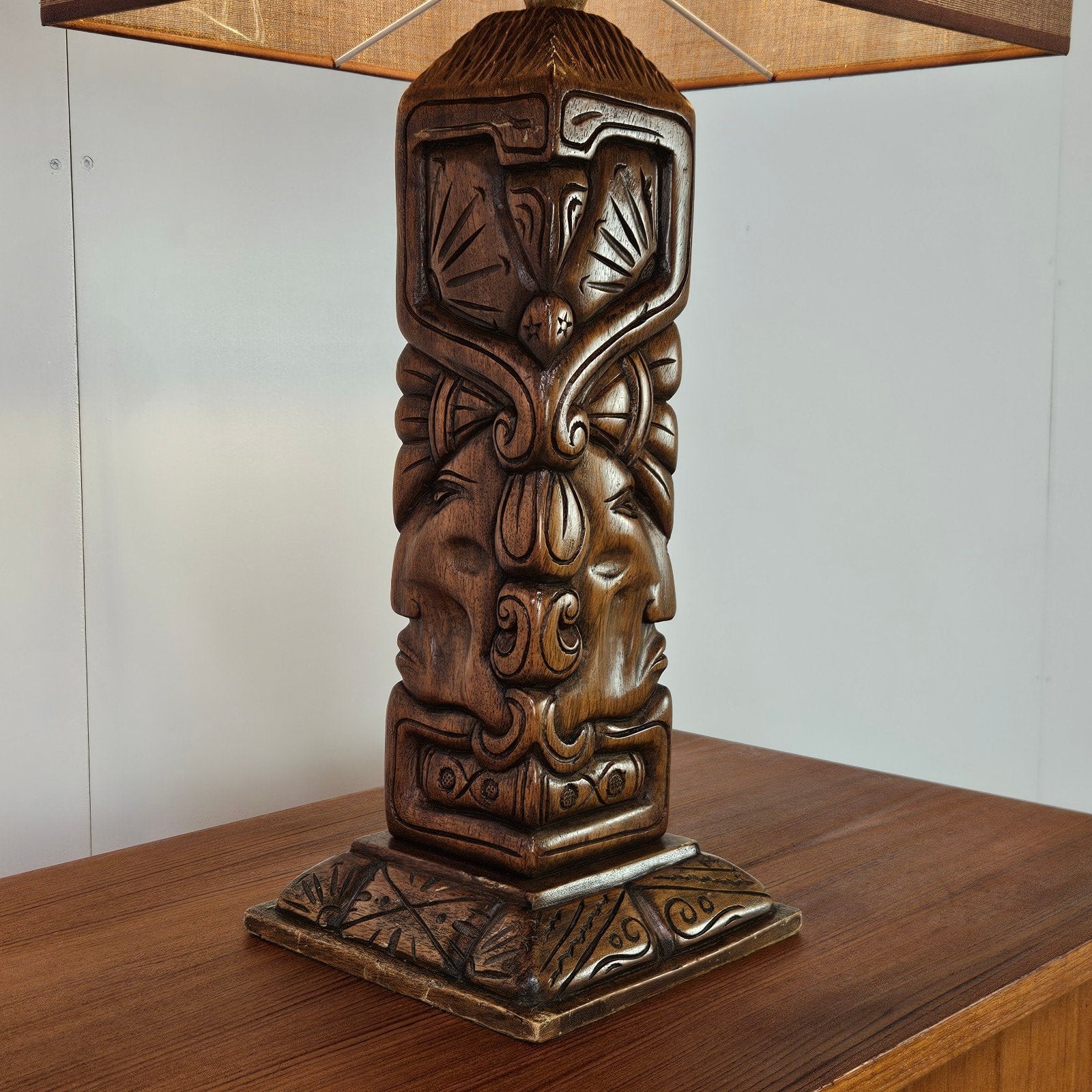 Vintage houtbewerkte tafellamp, Huis en Inrichting, Lampen | Tafellampen, Gebruikt, Vintage, Schemerlamp, E27 (groot)