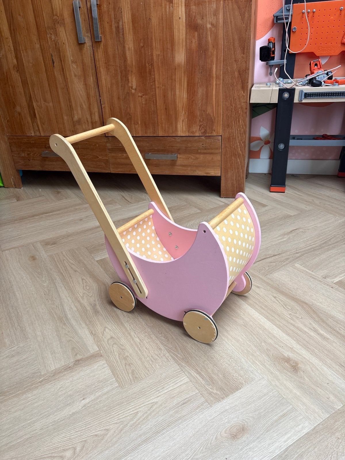 Roze houten poppenwagen met stippen, Kinderen en Baby's, Ophalen, Gebruikt, Duw- of Trekspeelgoed