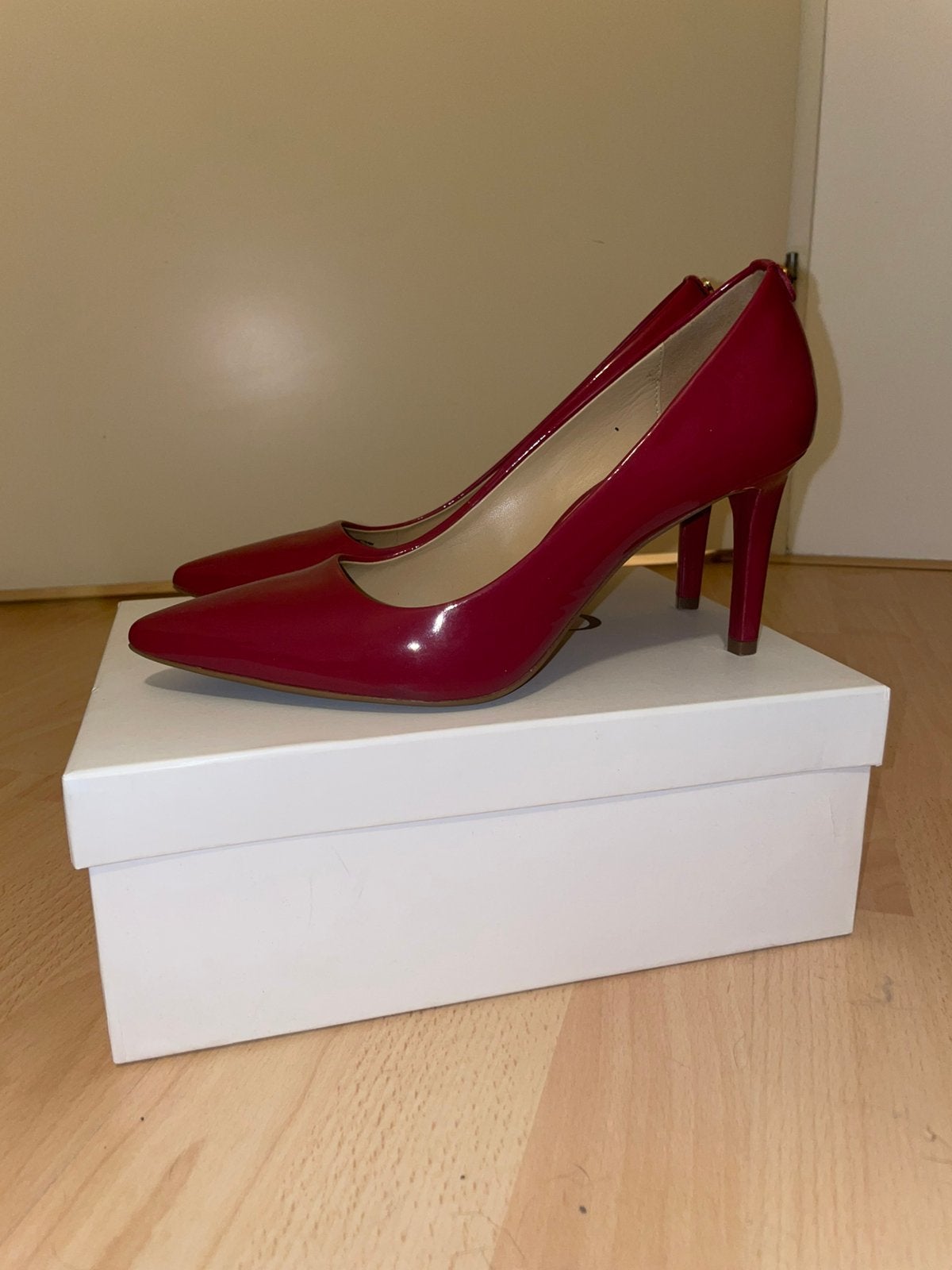 Michael kors pumps rood lak maat 39, Ophalen of Verzenden, Zo goed als nieuw, Rood
