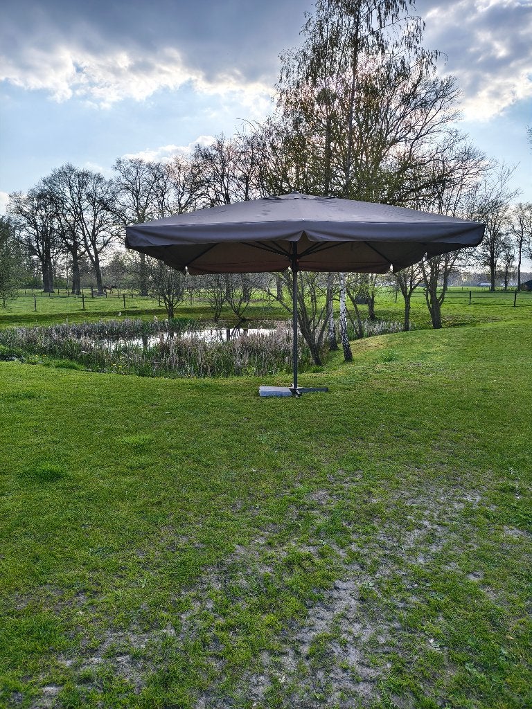 Nieuwe horeca parasol van 4 x 4m incl kruispoot, kleur taupe, Ophalen, Zo goed als nieuw, Waterdicht, Stokparasol