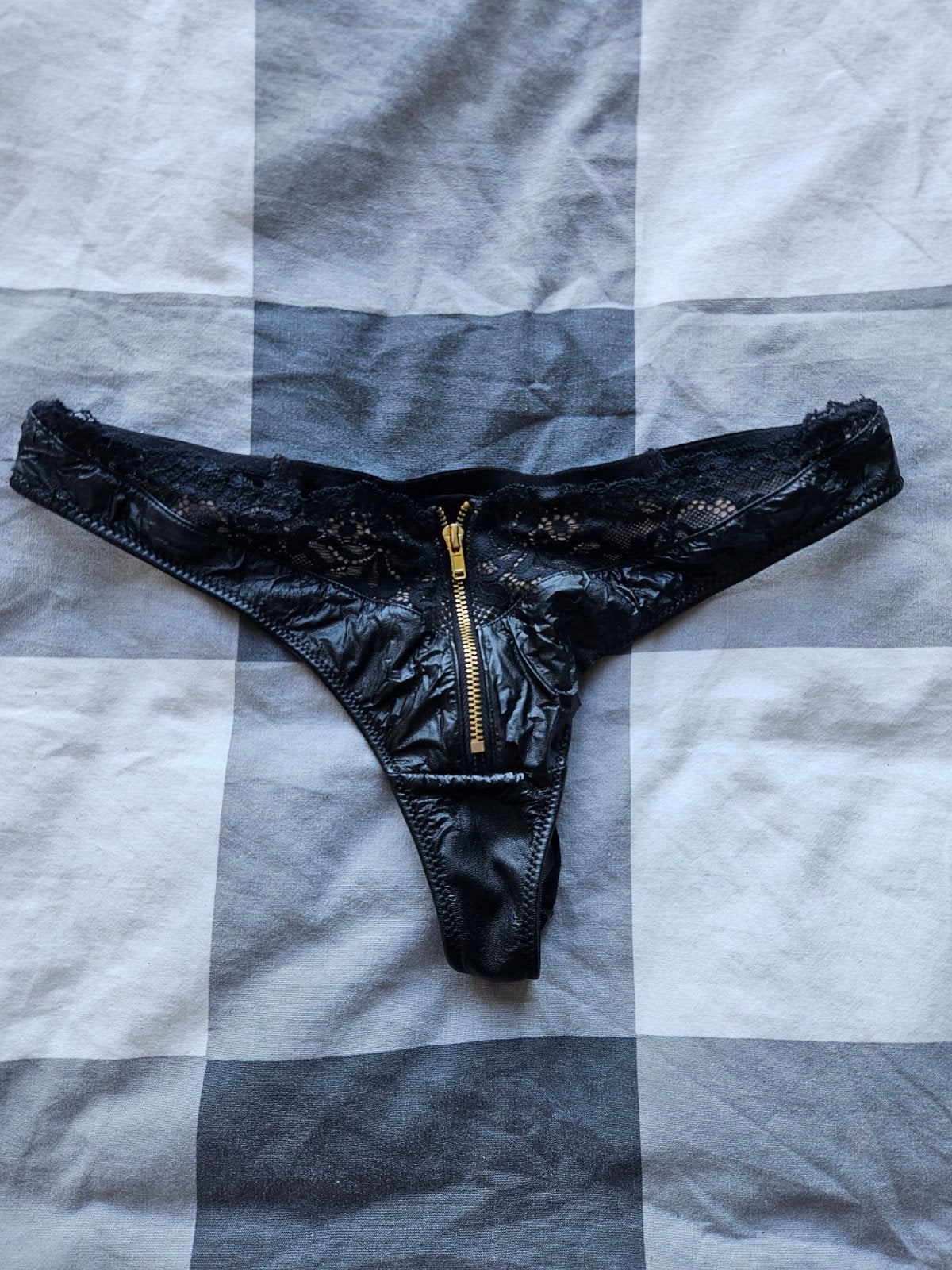 Zwarte wetlook string met gouden rits- lichte beschadiging, Verzenden, Zwart, String
