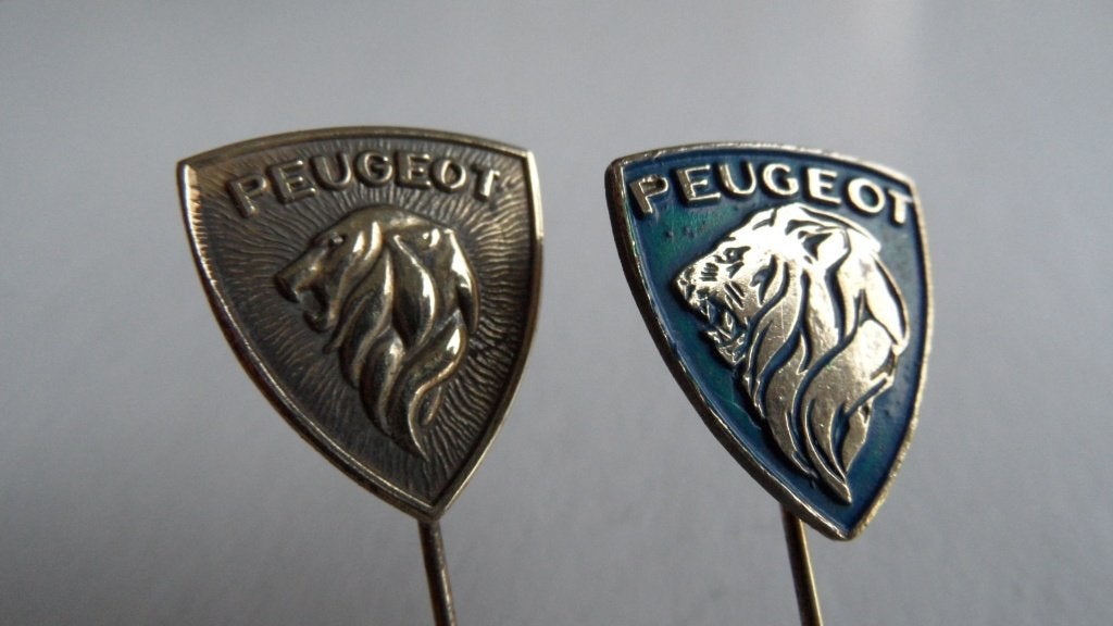 Peugeot oldtimerauto speldjes 2 x verschillend, Verzenden, Gebruikt, Merk, Speldje of Pin