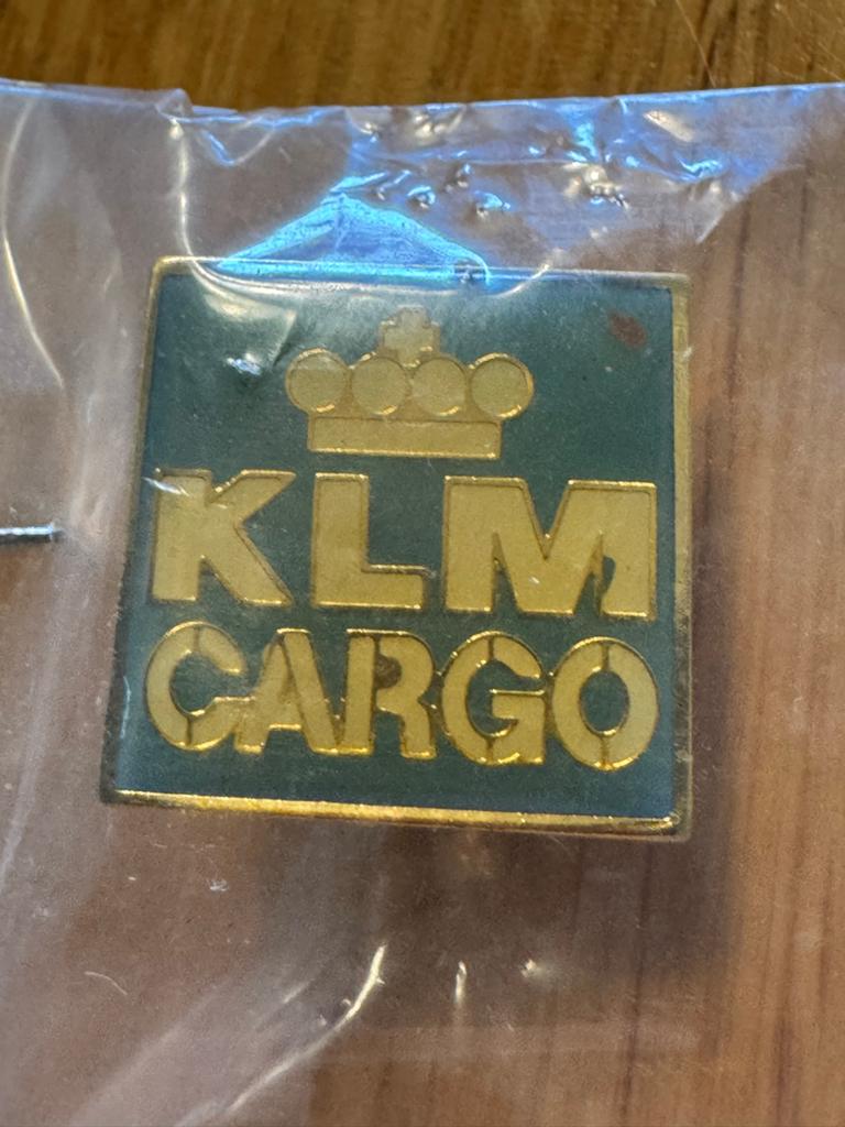 Vintage KLM Cargo en Fuji Professional - Pins, Verzamelen, Speldjes, Pins en Buttons, Ophalen of Verzenden, Gebruikt, Merk, Speldje of Pin