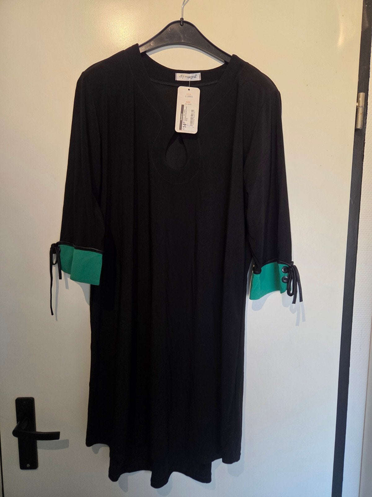 Magna jurk zwart met groene details - Maat 40/42, Maat 38/40 (M), Zwart, Nieuw, Ophalen of Verzenden