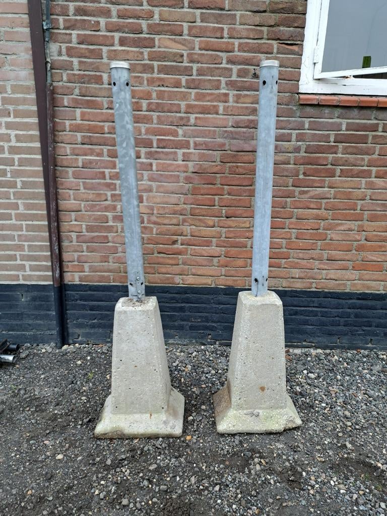 2 palen met betonnen voet voor poort, Tuin en Terras, Tuinhekken en Hekwerk, Ophalen, IJzer