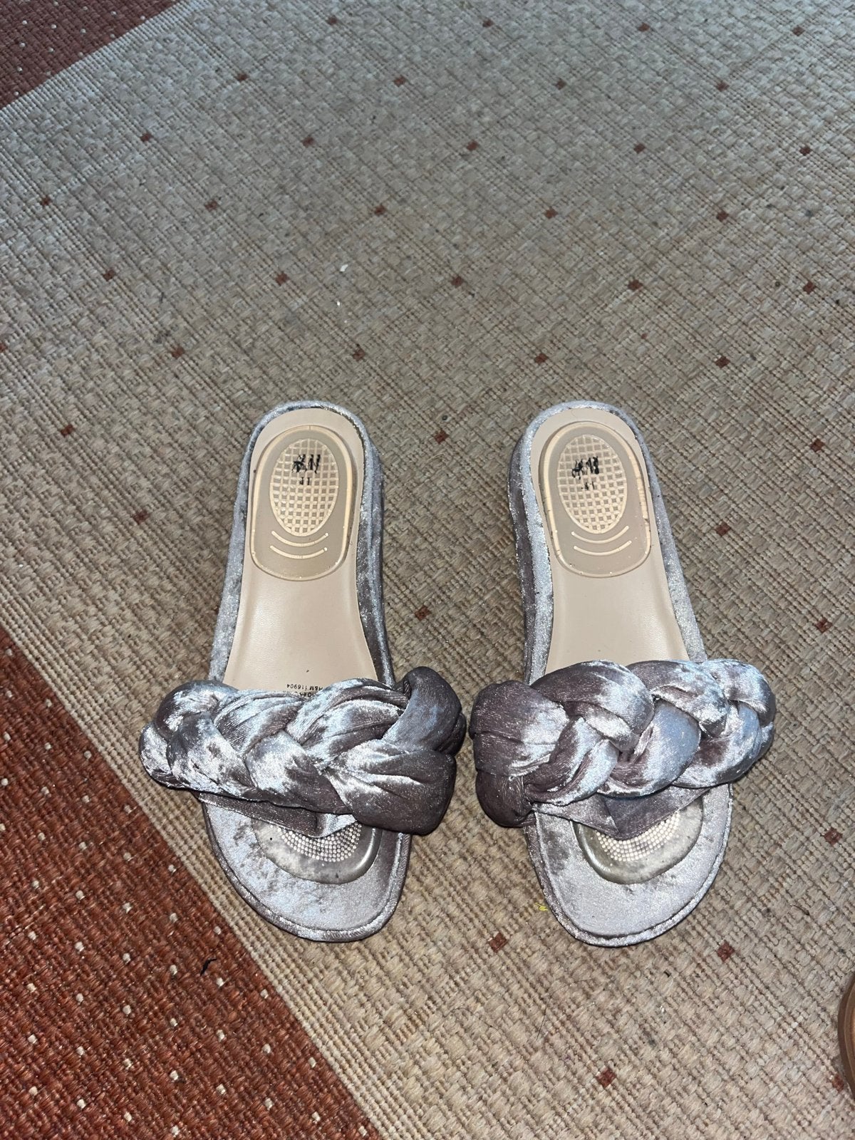 Luxe Velvet Suede Instappers Maat 41 - Heerlijk voor Thuis, Ophalen of Verzenden, Zo goed als nieuw, Grijs, Slippers