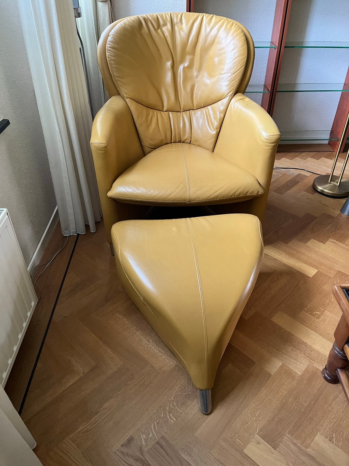 Leolux fauteuil + hocker - Geel leer, Huis en Inrichting, Ophalen, Gebruikt, Design, 75 tot 100 cm