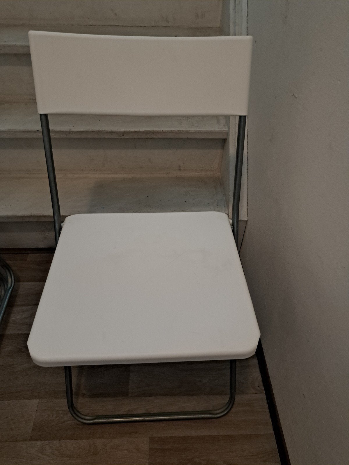 Twee witte klapstoelen, Ophalen, Wit, Metaal, Twee