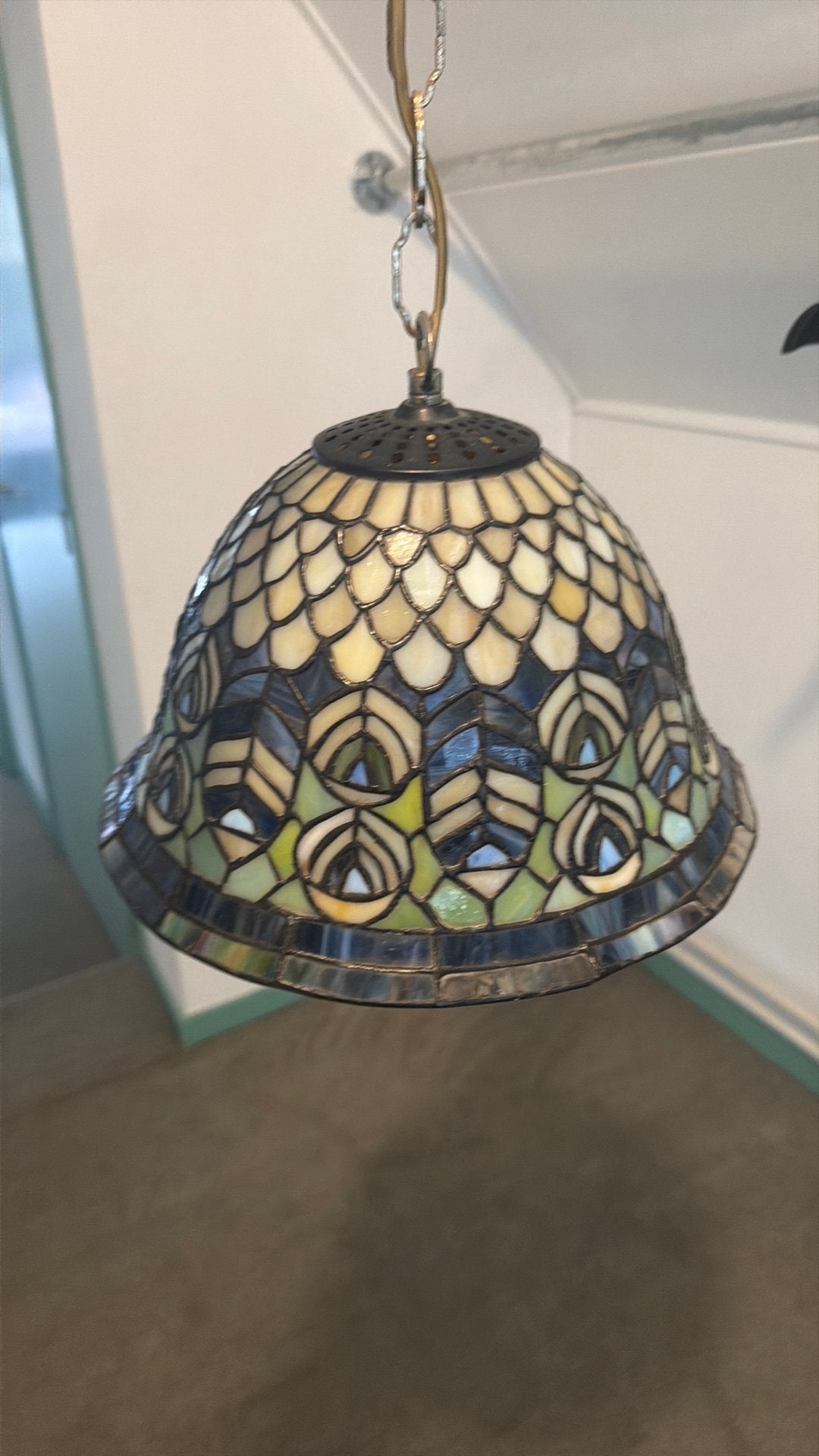 Tiffany peacock glas in lood met ketting (hanglamp), Huis en Inrichting, Lampen | Hanglampen, Ophalen, Zo goed als nieuw, Glas