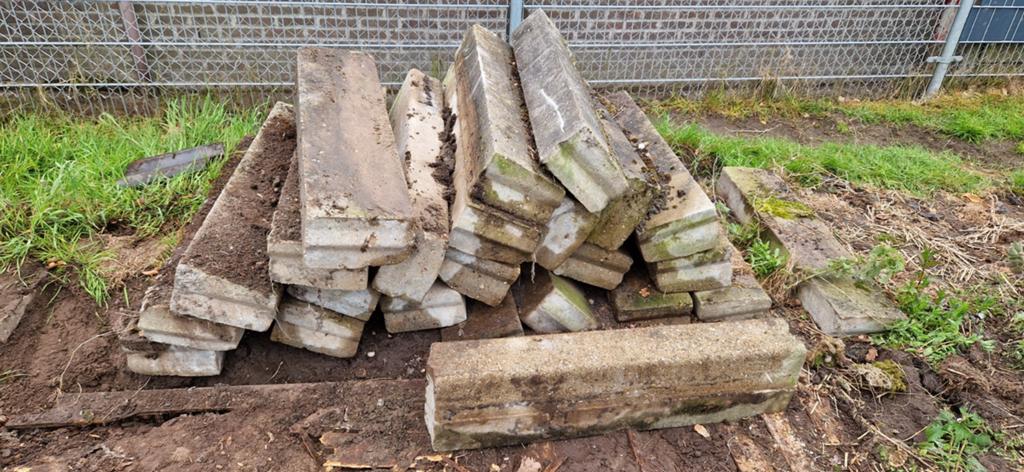 GRATIS! Partij bielzen/opsluitbanden, Tuin en Terras, Tegels en Klinkers, Ophalen, Gebruikt, Overige typen, Minder dan 5 m²