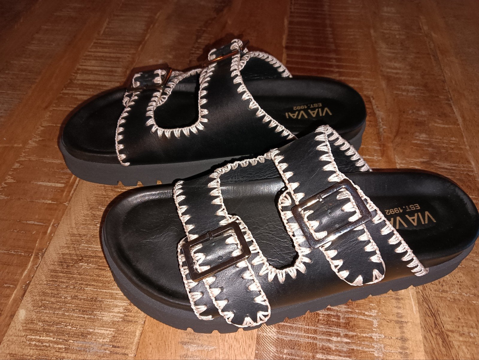 Via vai slippers rae taara, Kleding | Dames, Schoenen, Ophalen of Verzenden, Zo goed als nieuw