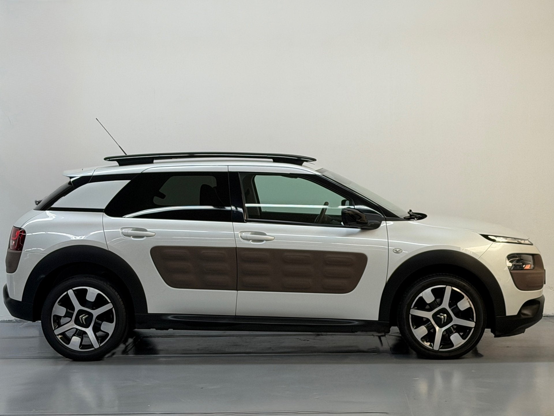 Foto 15 van Citroen C4 Cactus 1.2 PureTech Shine D.riem vervangen Camera