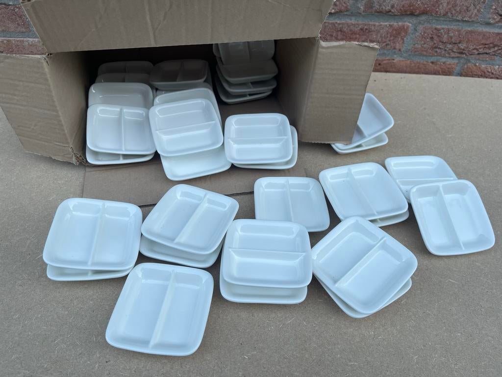 34 Witte Aardewerken Schaaltjes voor Sushi Sojasaus, Ophalen of Verzenden, Zo goed als nieuw, Aardewerk, Schaal of Schalen