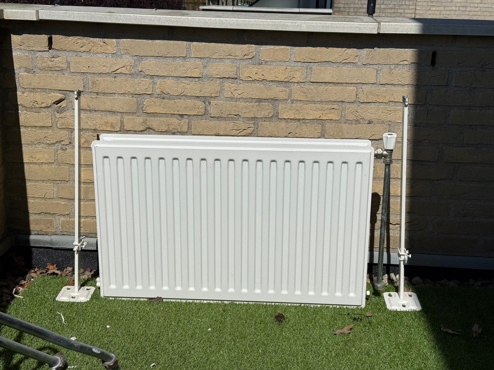 Witte radiator van 80x50x10 cm, inclusief staande hangers., Doe-het-zelf en Verbouw, Verwarming en Radiatoren, Ophalen, Gebruikt