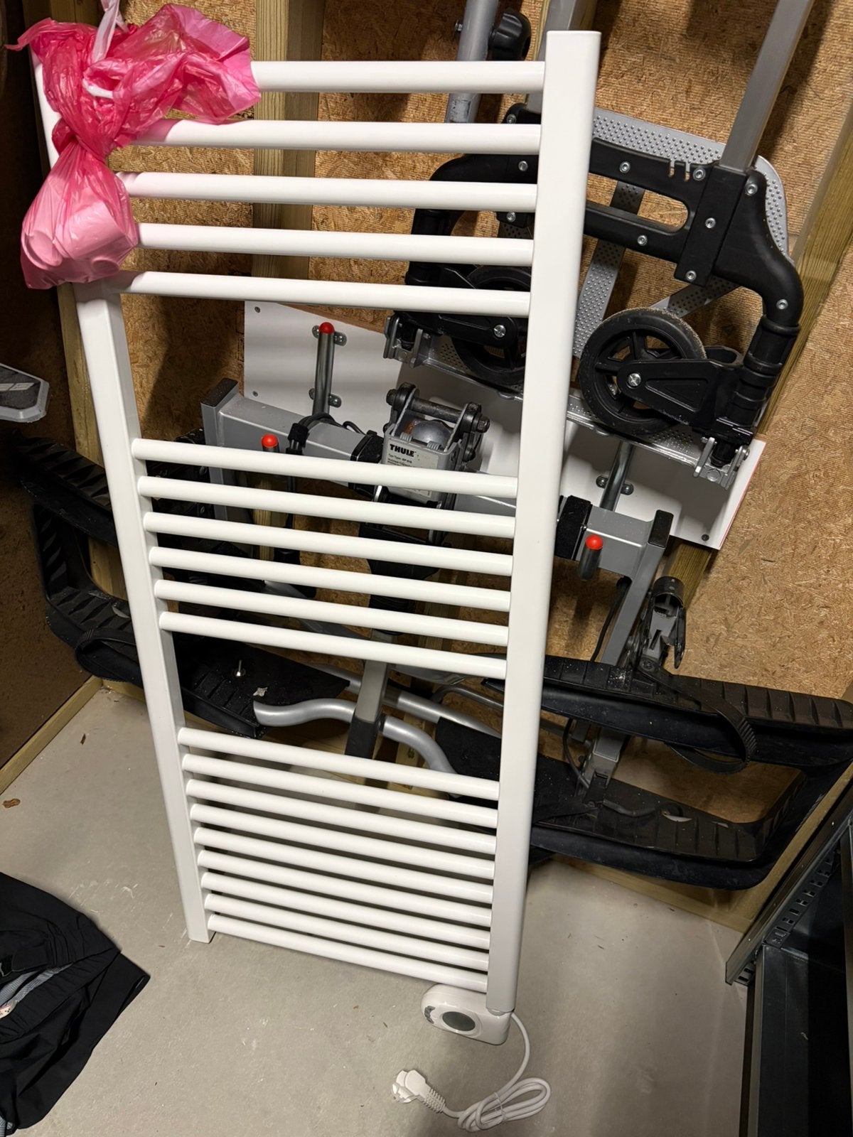 Nieuwe elektrische witte e-comfort handdoekradiator, Ophalen, Radiator, Minder dan 60 cm, Zo goed als nieuw