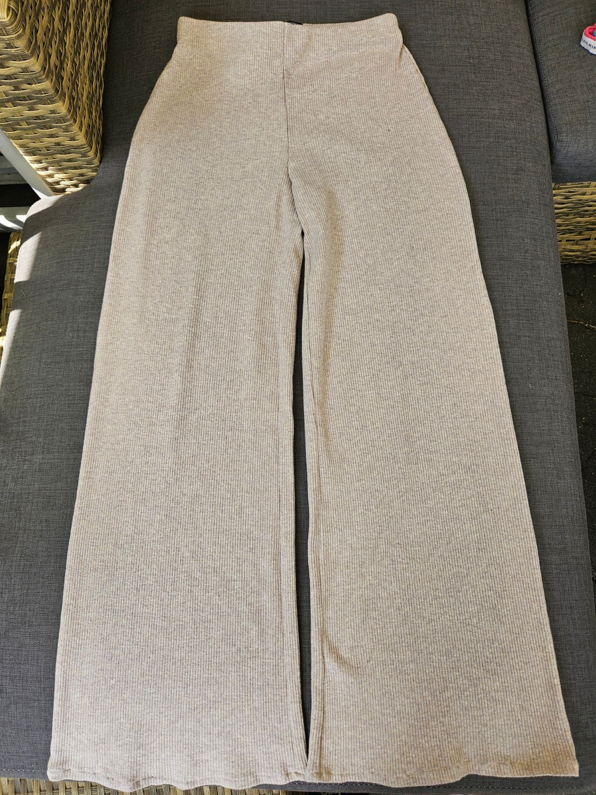 Bershka ribgebreide flared broek - Maat M, Maat 38/40 (M), Beige, Zo goed als nieuw, Lang