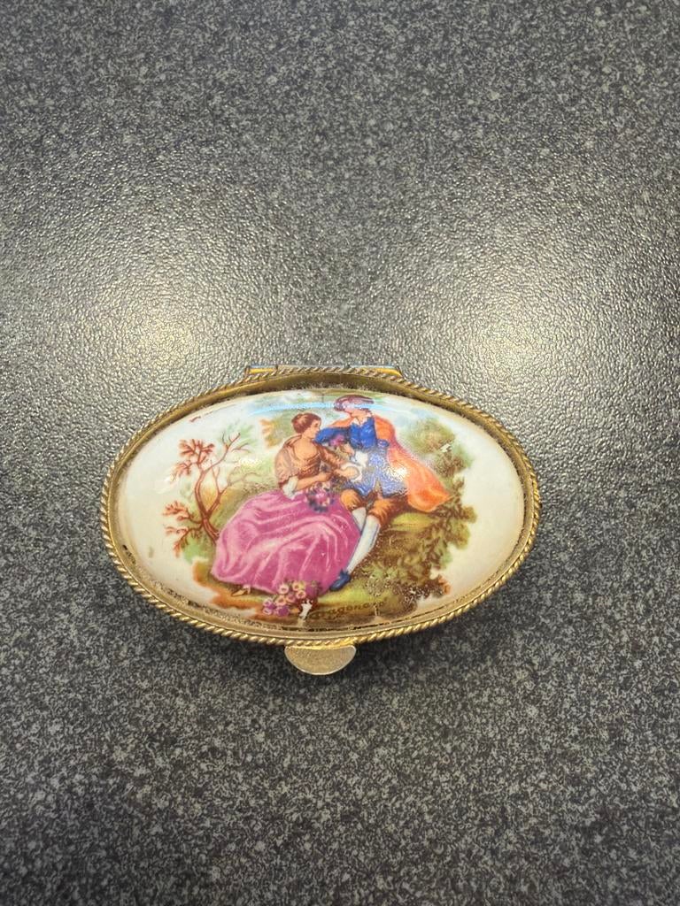 Vintage Pillendoosje met Romantisch Tafereel - 5 cm, Ophalen