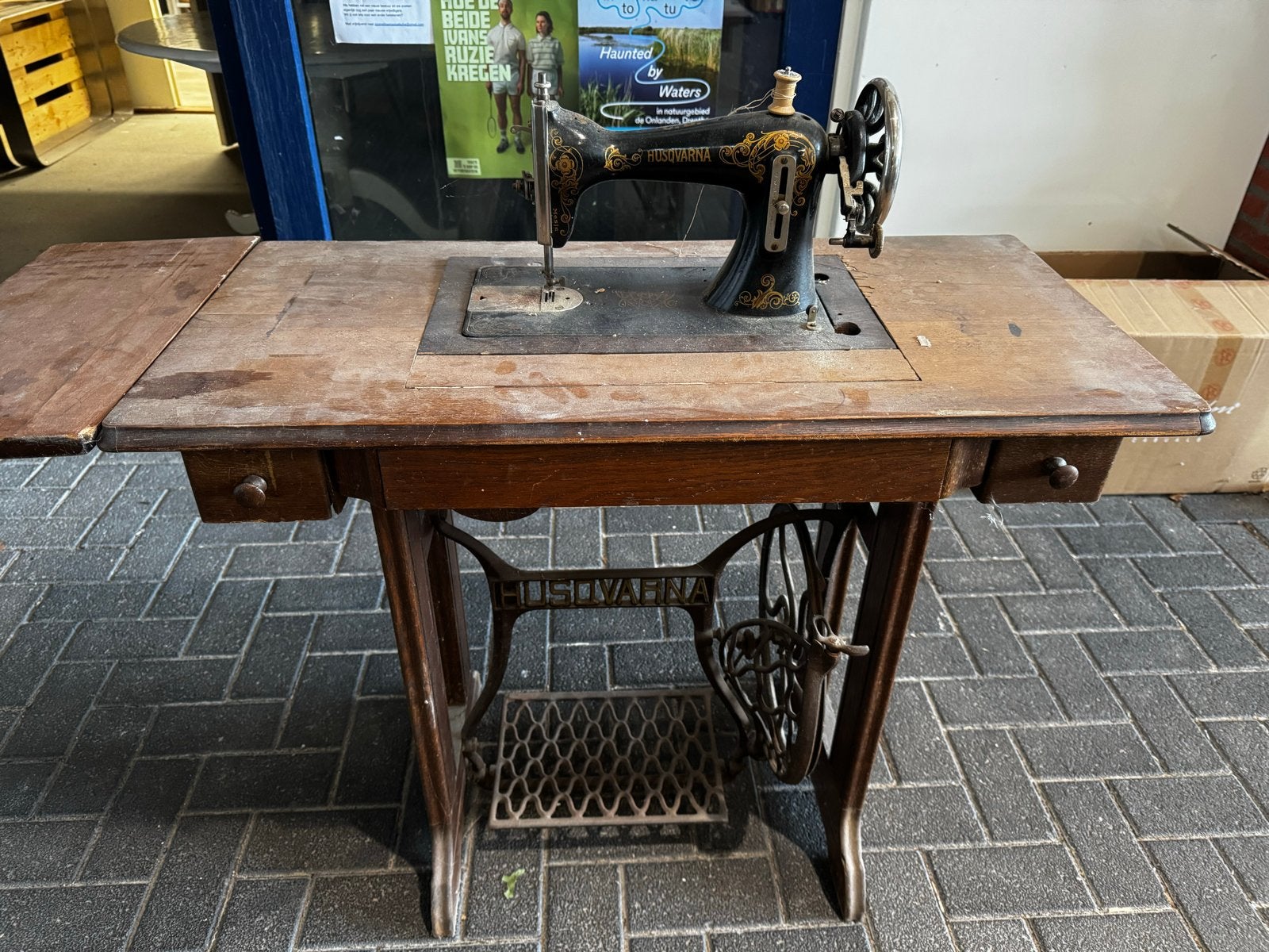 Antieke Husqvarna Naaimachine met Houten Tafel, Ophalen
