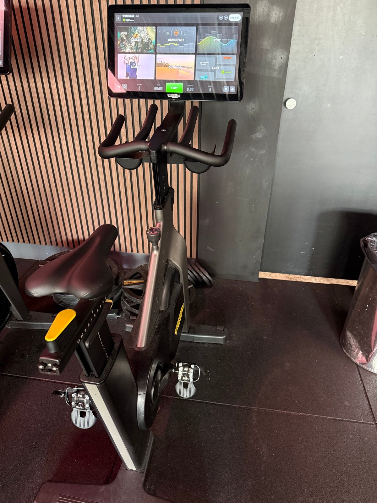 Technogym Bike met 22 inch touchscreen, Ophalen, Spinningfiets, Zo goed als nieuw, Metaal