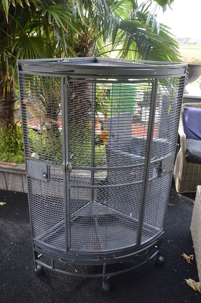 Grote hoek vogelkooi van metaal 140 cm hoog, 64 cm zijkanten, Dieren en Toebehoren, Ophalen, Gebruikt, Metaal, Vogelkooi