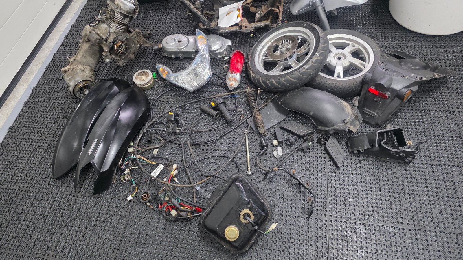 Sym fiddle 2 en peugeot Kisbee in onderdelen., Fietsen en Brommers, Brommeronderdelen | Scooters, Ophalen, Gebruikt, Overige typen