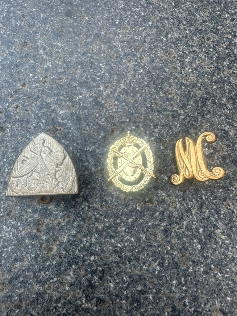 3x Baret embleem, cavalerie, geneeskundige troepen, colonnes, Verzamelen, Ophalen of Verzenden, Landmacht, Nederland, Embleem of Badge