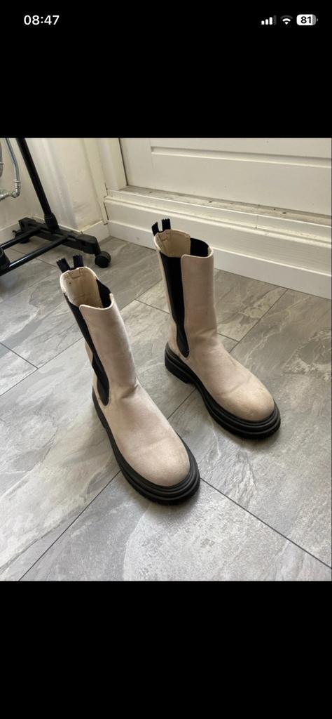 Beige enkellaarzen met dikke zool - Maat 39, Ophalen of Verzenden, Gedragen, Beige, Lage of Enkellaarzen