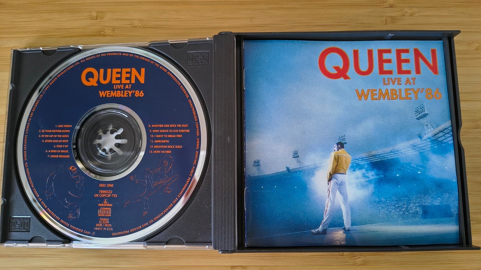 Queen Live 2CD - Printed in Holland - ZGAN met boekje, Ophalen, Zo goed als nieuw