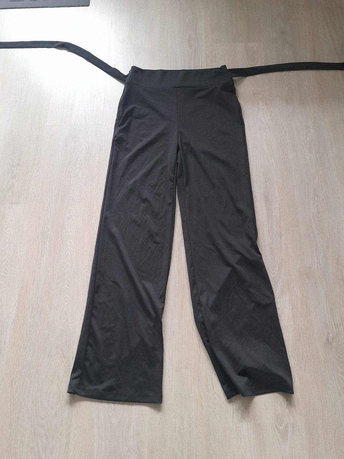 Zwarte broek van Shein maat M, Kleding | Dames, Maat 38/40 (M), Zwart, Ophalen of Verzenden, Zo goed als nieuw