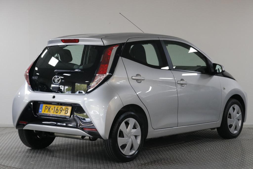Toyota Aygo 1.0 VVT-i x-play Airco | Navigatie | Camera | Bl, Voorwielaandrijving, Stof, Gebruikt, Euro 6