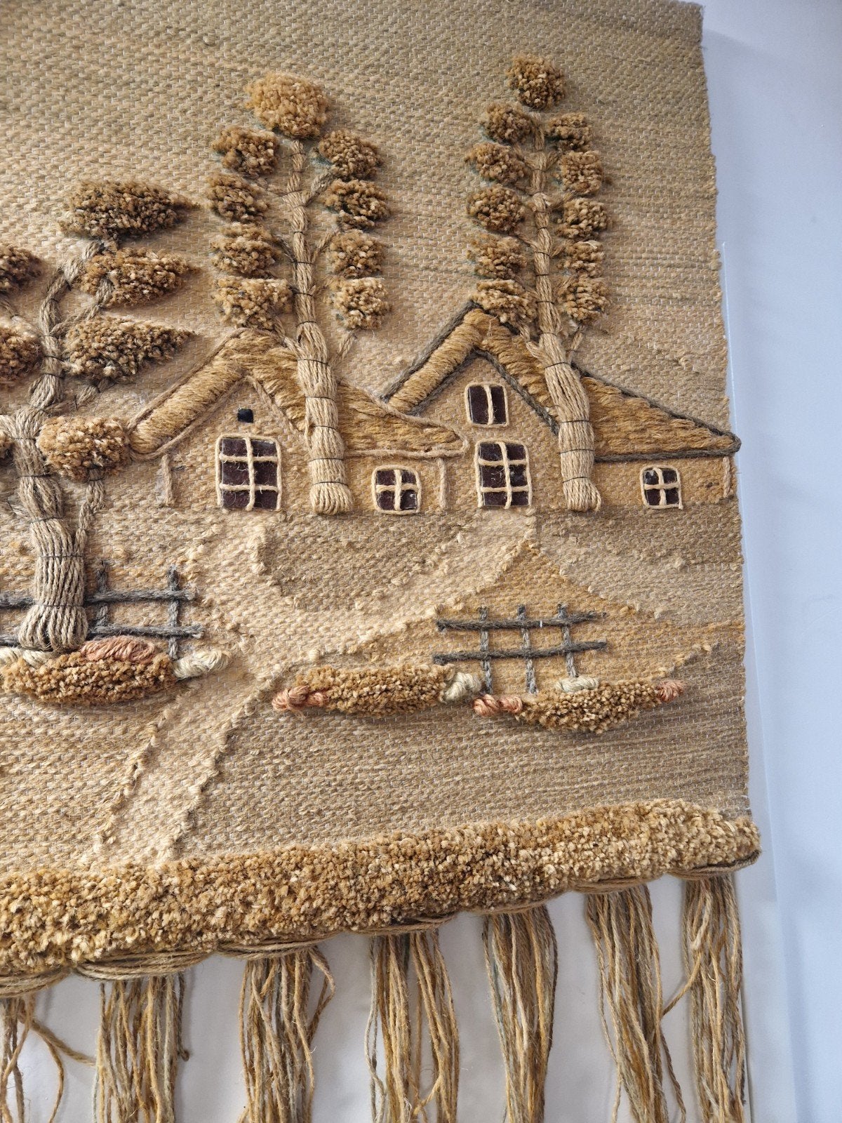 Handgemaakt jute wandkleed met huisjes en bomen, Ophalen of Verzenden, Zo goed als nieuw, Onbekend, Onbekend