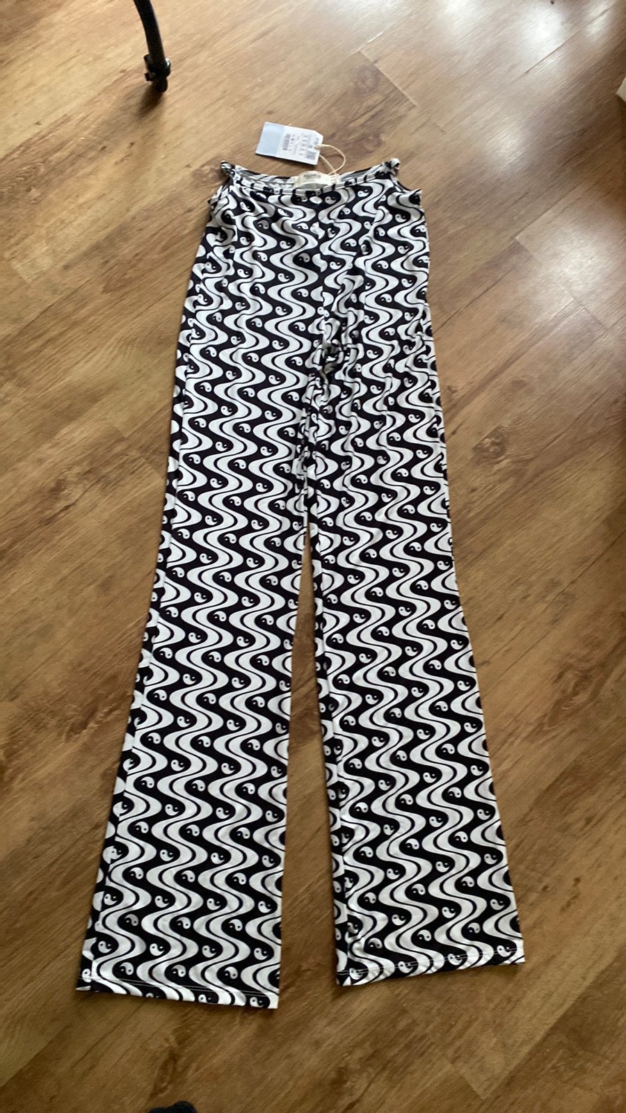 Pull & Bear broek met Yin Yang print, Kleding | Dames, Broeken en Pantalons, Nieuw, Maat 36 (S), Zwart, Lang, Ophalen of Verzenden