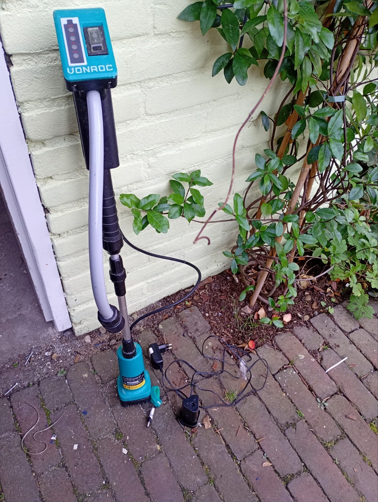 VONROC SP510DC Regentonpomp met Accu en Lader, Ophalen of Verzenden, Gebruikt, Accu, Regentonpomp