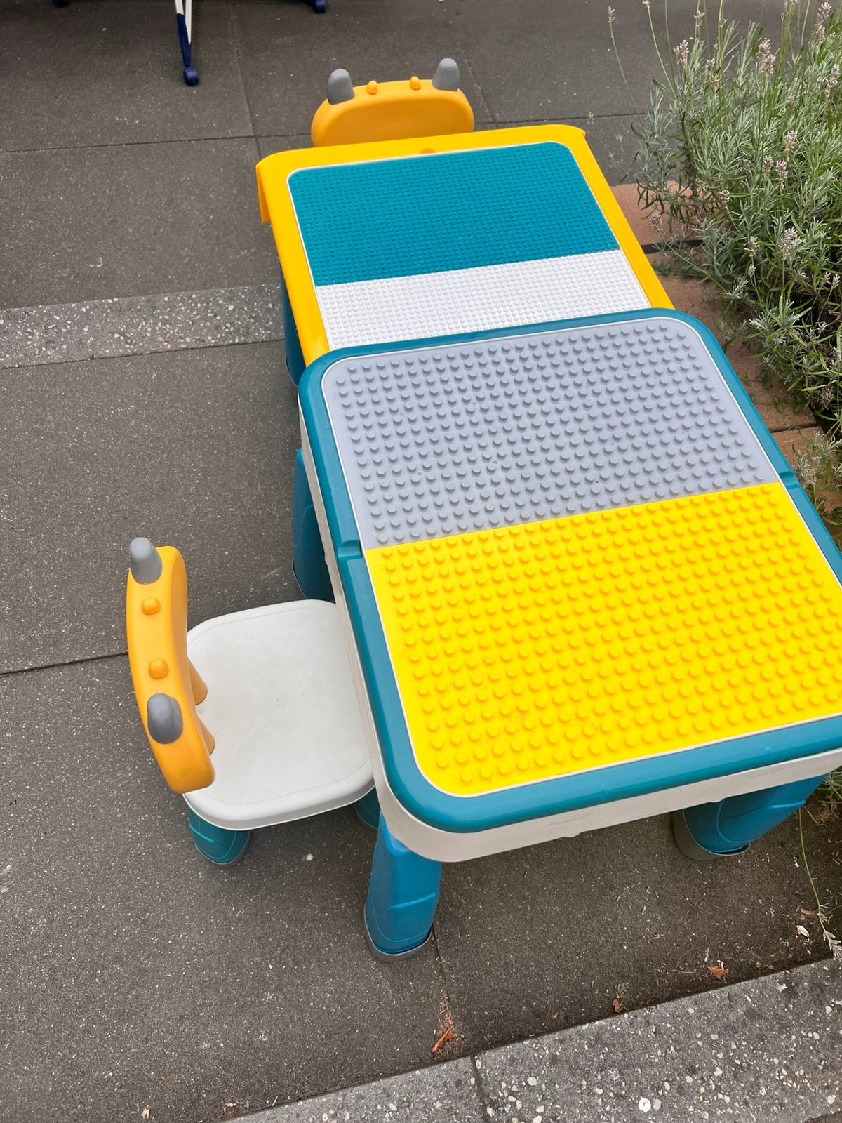 Speeltafel, uitschuifbaar met LEGO blokjes, 2 stoeltjes, Ophalen of Verzenden, Zo goed als nieuw