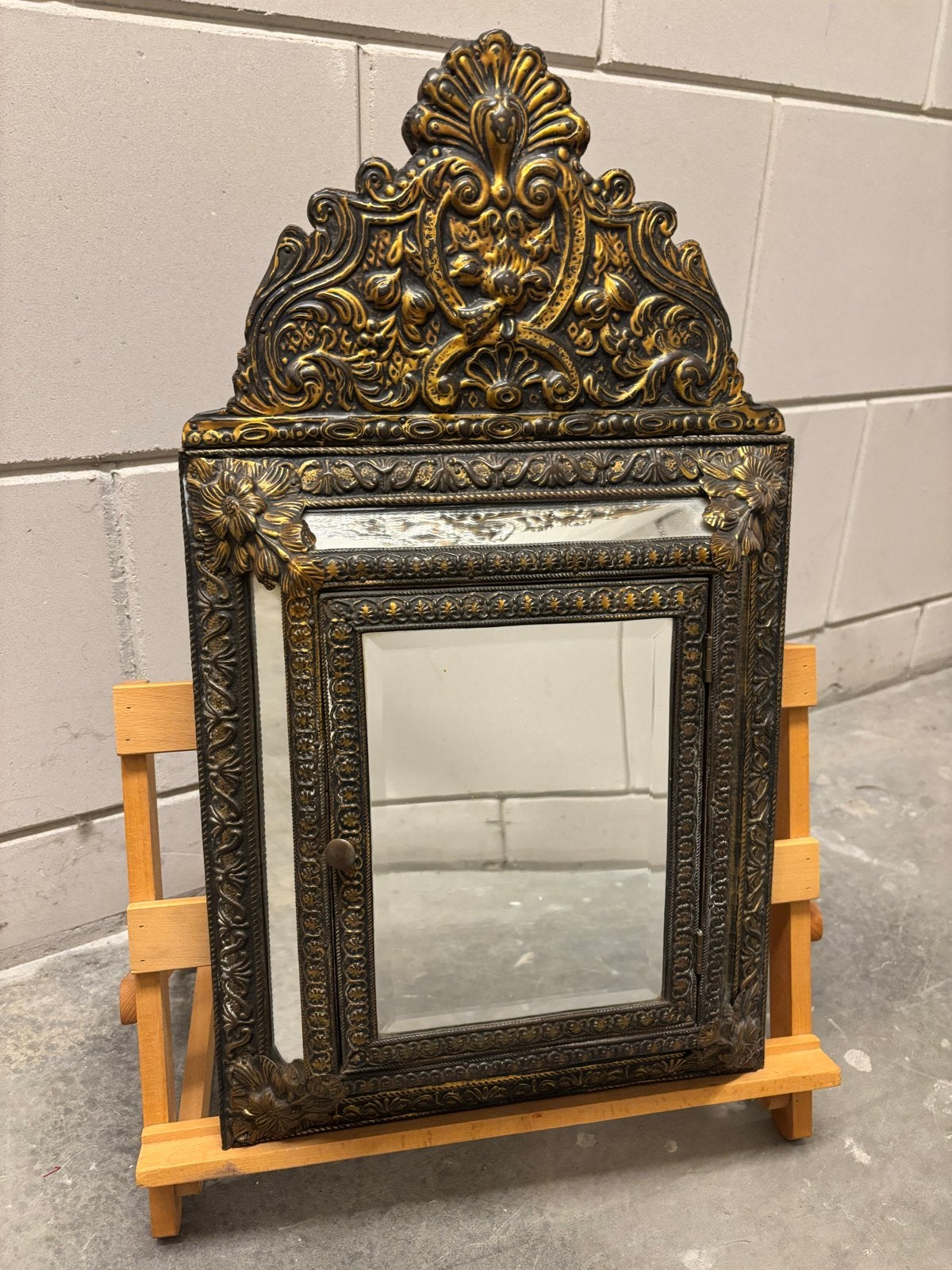 Antiek koperkleurig spiegelkastje met facetspiegels, Antiek en Kunst, Ophalen of Verzenden, Rechthoekig, Minder dan 50 cm, Minder dan 100 cm