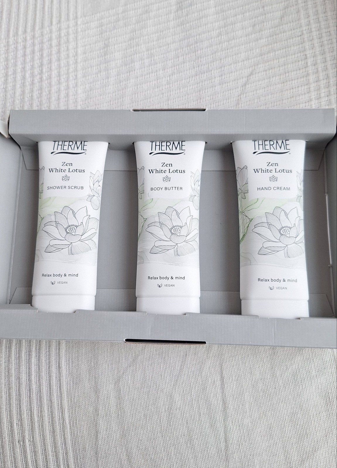 NIEUW! Therme Zen White Lotus geschenkset, Ophalen of Verzenden, Nieuw, Bodylotion, Crème of Olie
