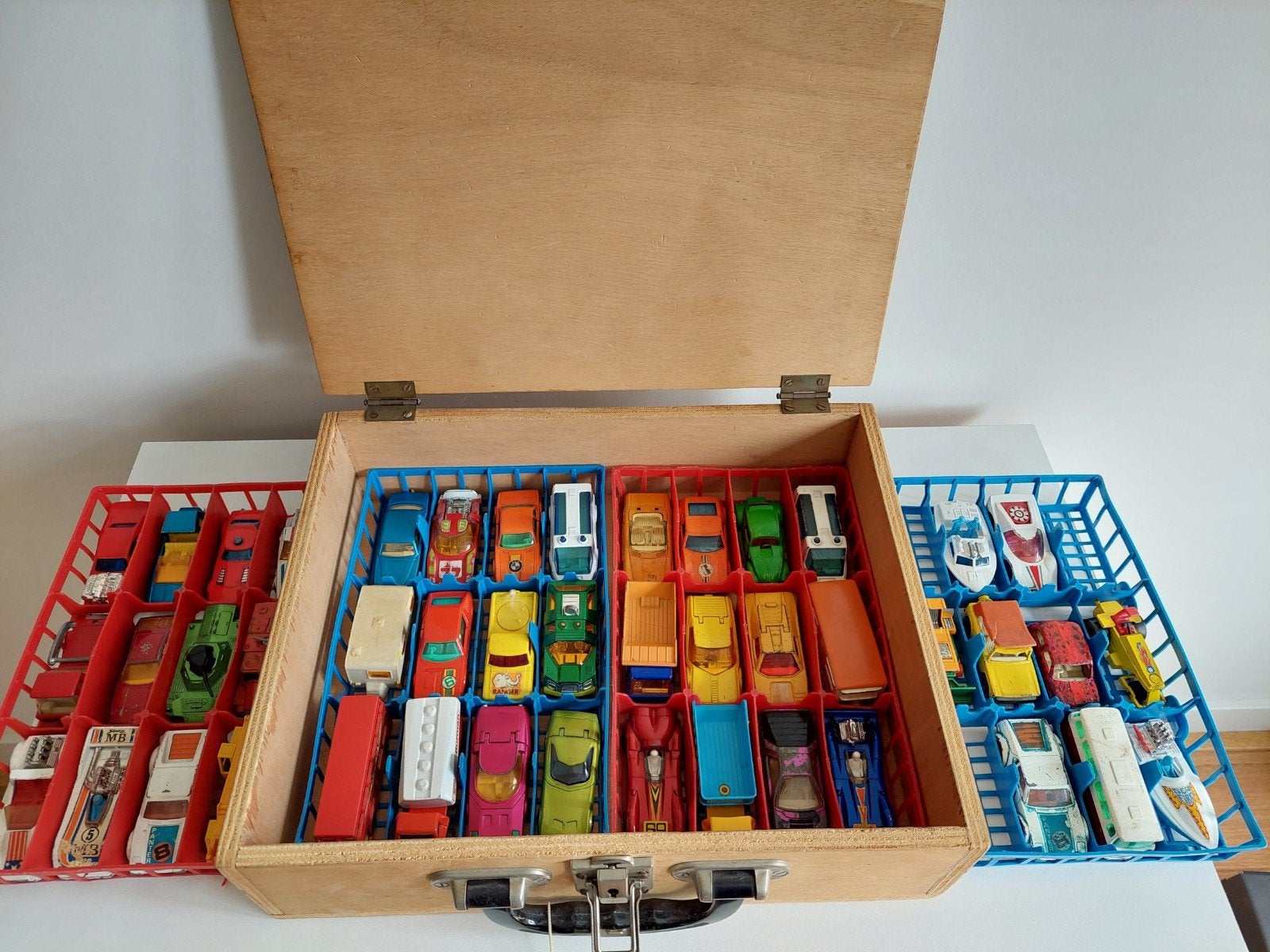 Mooie houten koffer met 44 vintage Matchbox miniatuur auto's, Ophalen of Verzenden, Gebruikt
