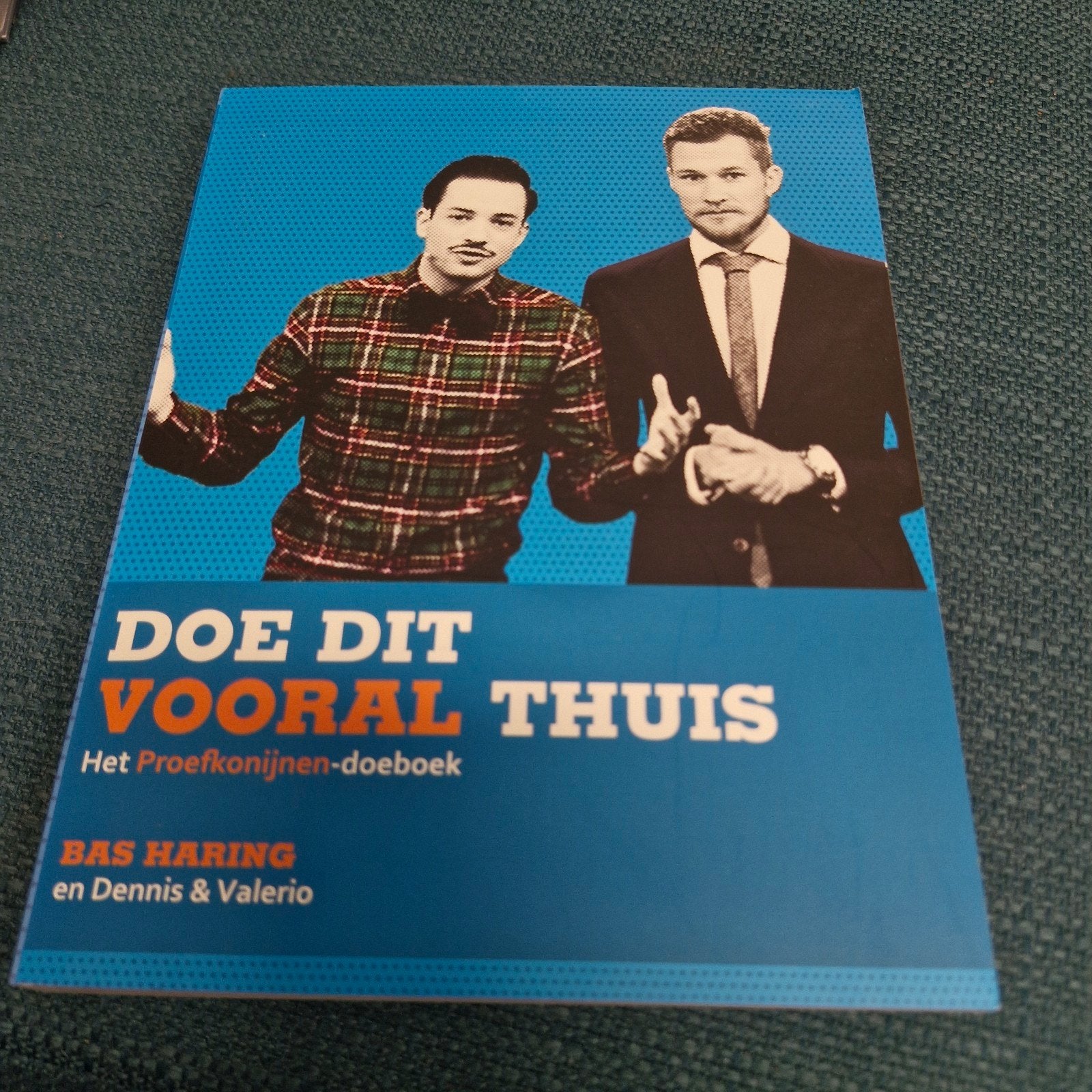 Doe Dit Vooral Thuis - Het Proefkonijnen-doeboek, Boeken, Ophalen of Verzenden, Zo goed als nieuw, Overige onderwerpen, Bas Haring en Dennis & Valerio