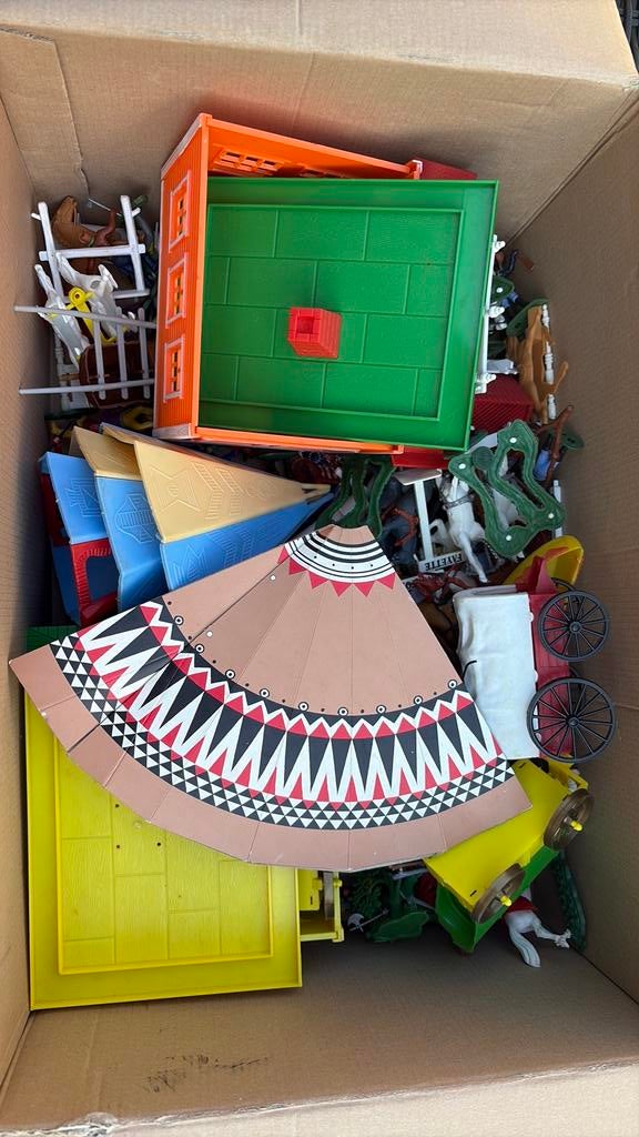 Doos met oude indiaantjes,cowboys en accessoires, Ophalen of Verzenden, Gebruikt