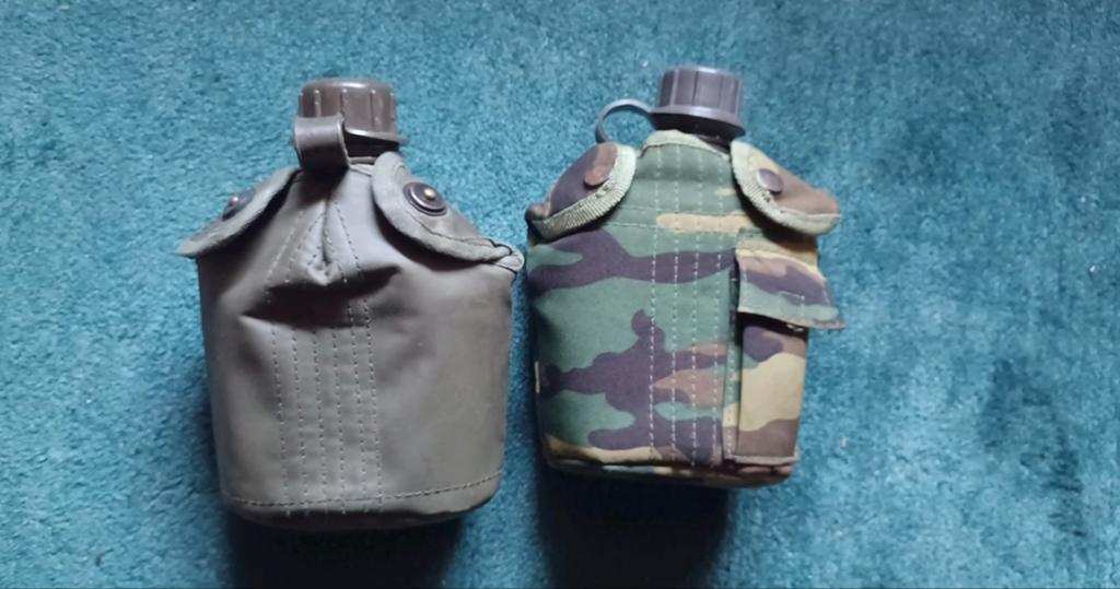 Veldfles compleet met foudraal in de originele legerkleur., Ophalen of Verzenden, Landmacht, Nederland, Overige typen