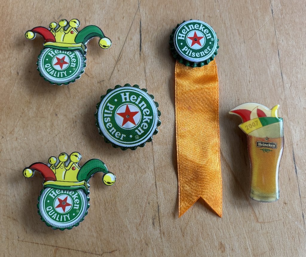 Pins Heineken bier carnaval, Ophalen of Verzenden, Zo goed als nieuw, Merk, Speldje of Pin