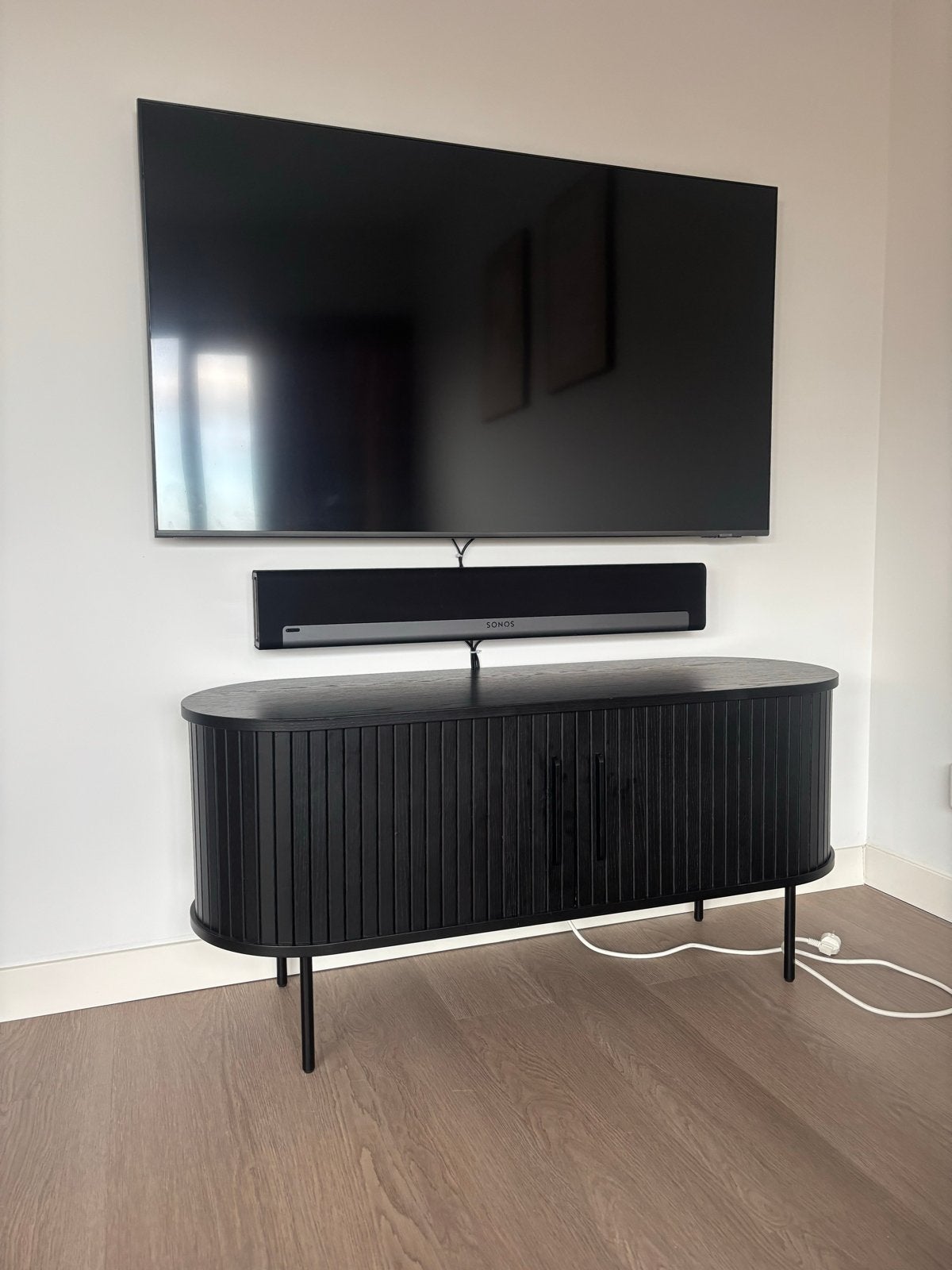 Zwart TV-meubel met lattenfront en ronde hoeken, Huis en Inrichting, Kasten | Televisiemeubels, Ophalen, 100 tot 150 cm, Zo goed als nieuw