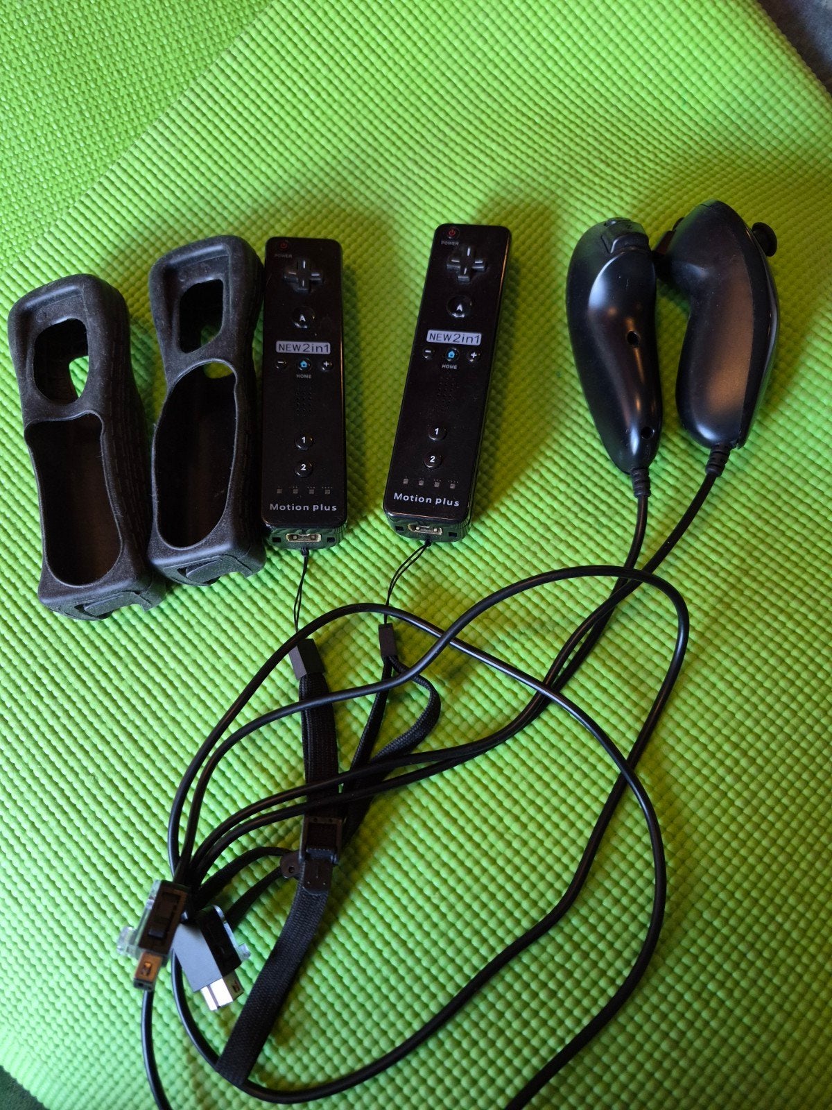 Wii Motion Plus Controllers met Nunchucks en hoezen, Spelcomputers en Games, Ophalen of Verzenden, Gebruikt, Met 2 controllers