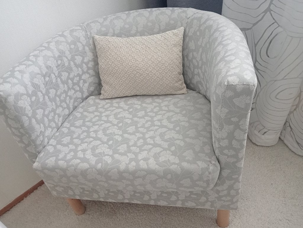 Stijlvolle lichtgrijze fauteuil bekleed met gobelin, Ophalen, Chique, stijlvol, Gebruikt, 75 tot 100 cm